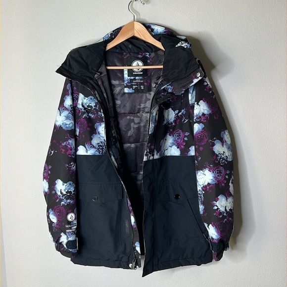 Volcom Bow Insulated GORE-TEX® Jacket Women's in Black & Purple Flora Size Small - Picture 9 of 9